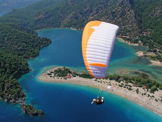 Deniz Üzerinde Uçmak